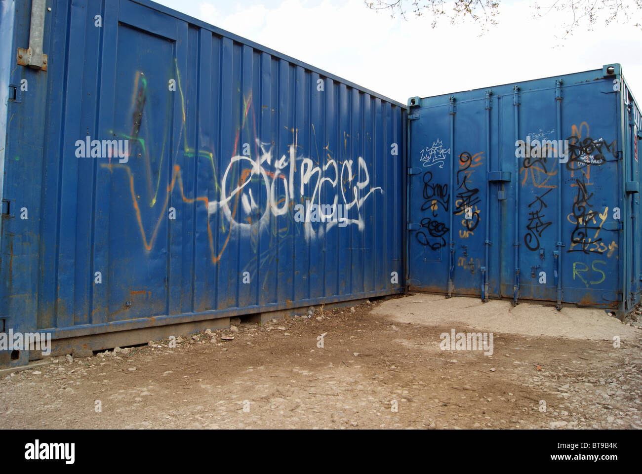 Paar von blau Metall Vorratsbehälter von Sprühfarbe Graffiti verunstaltet Stockfoto