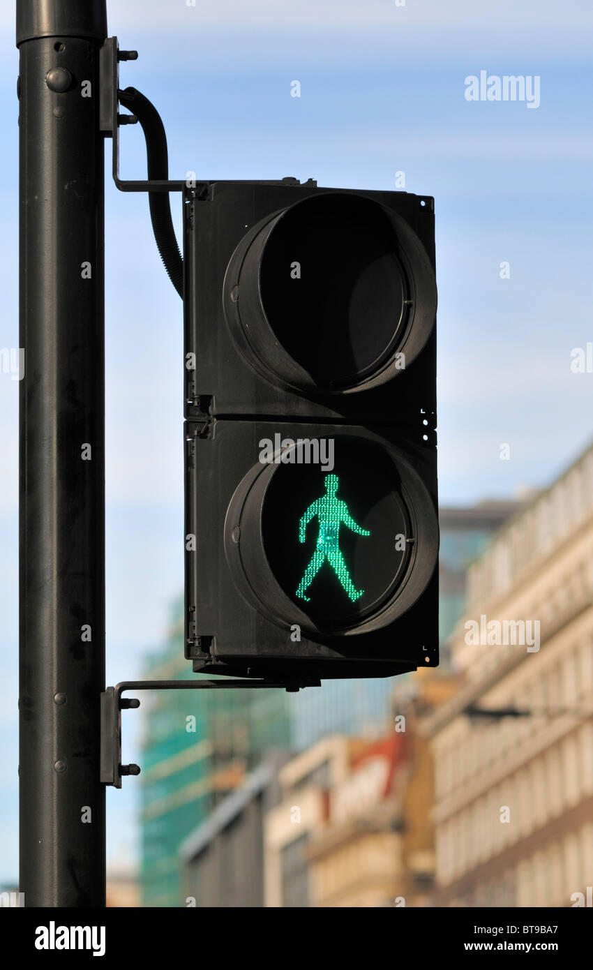 Grüne Fußgängerampel, London, Vereinigtes Königreich Stockfoto