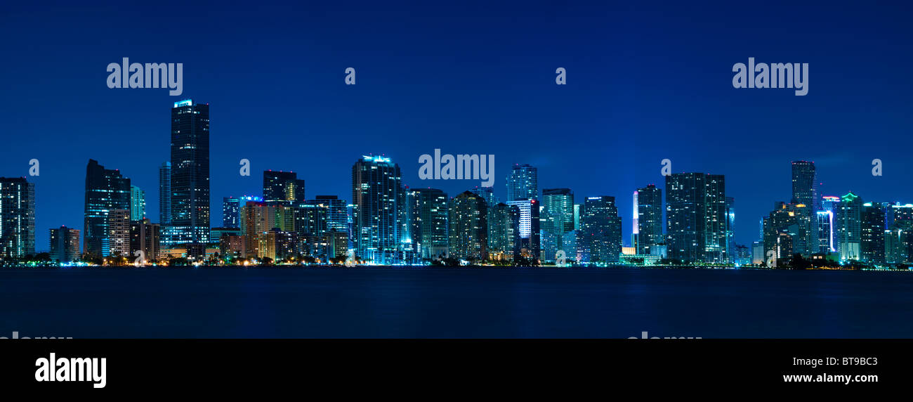 Skyline von Miami in der Nacht - Panorama-Bild Stockfoto