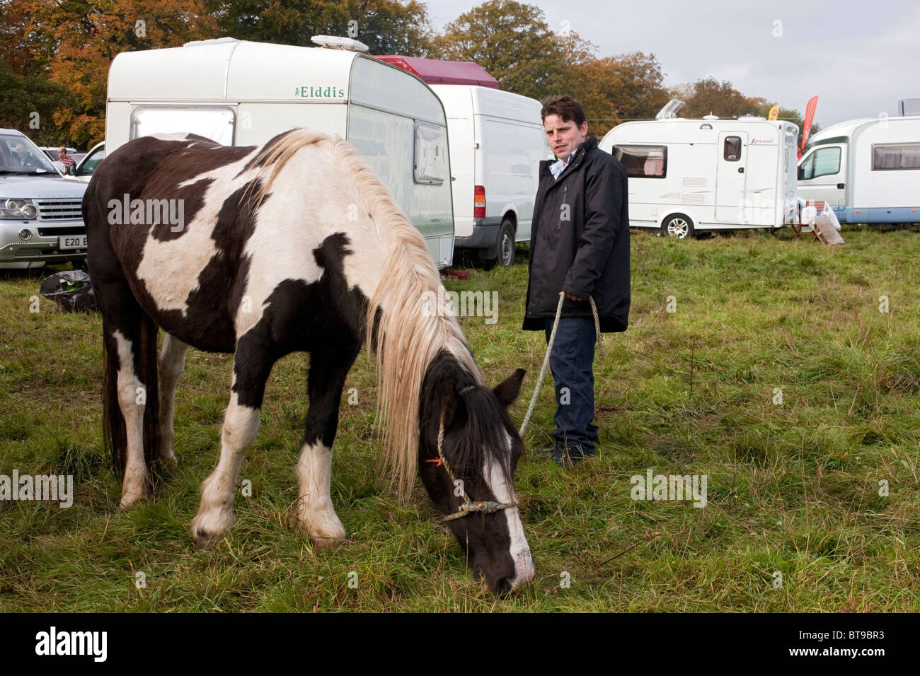 Thomas Price Pferdezüchter aus Norfolk ist früh am Morgen des Stow Pferdemesse Zigeuner Torte Fett Maiskolben Weiden. DAVID MANSELL Stockfoto