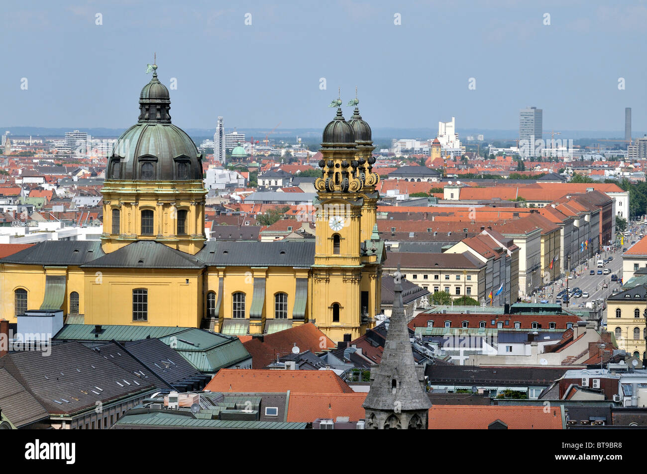 Blick vom Turm der Alten Peterskirche der Theatinerkirche Kirche, Ludwigstraße Street, Schwabing, München, Bayern Stockfoto