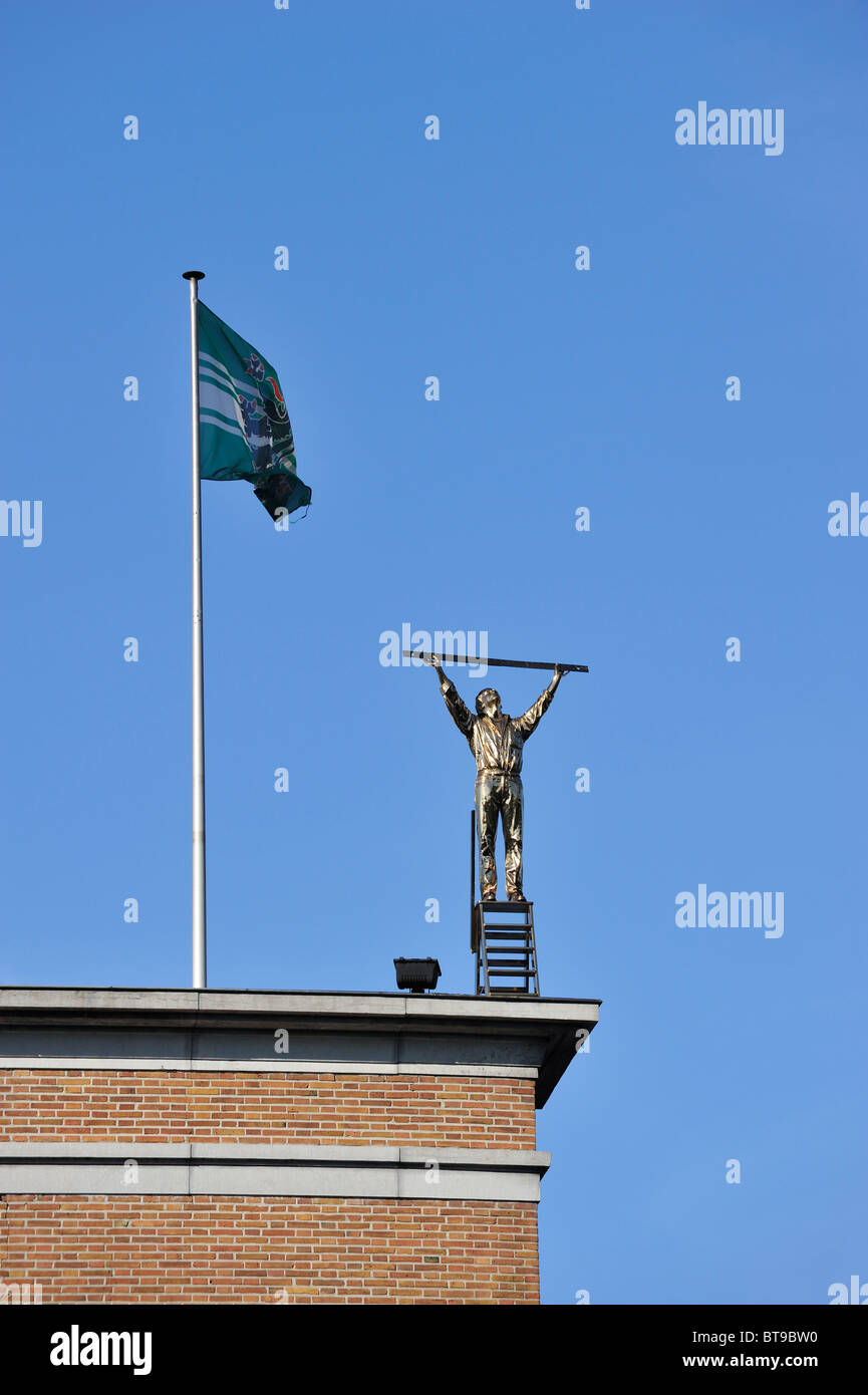 SMAK, das städtische Museum of Contemporary Art in Gent mit Skulptur von Jan Fabre auf Dach, Belgien Stockfoto