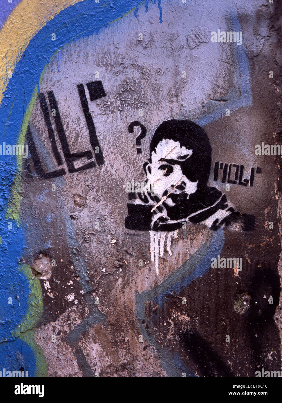 Graffito | Schablone} in Athen zeigt einen Männerkopf mit Augenklappe, Blick auf eine enge durch Fragezeichen, Griechenland Stockfoto