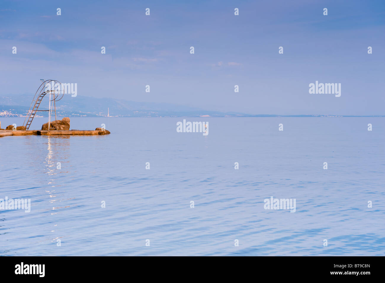 Rettungsschwimmer-Turm am Adriatischen Meer Hintergrund im Abendlicht. Stockfoto