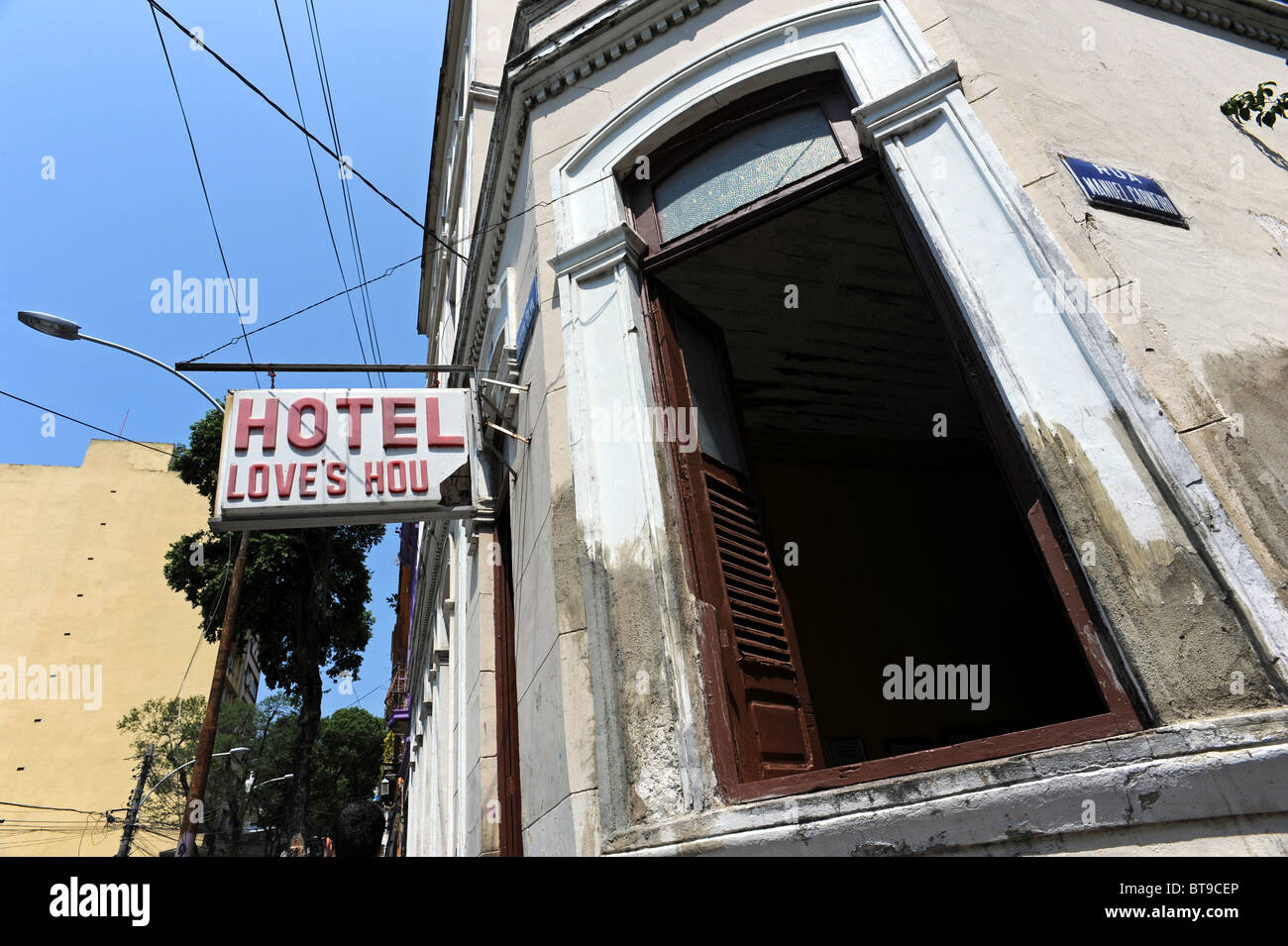 Ein zerfleddertes Hotel mit Zimmern vermietet stundenweise in der Lapa-District of Rio De Janeiro-Brasilien Stockfoto