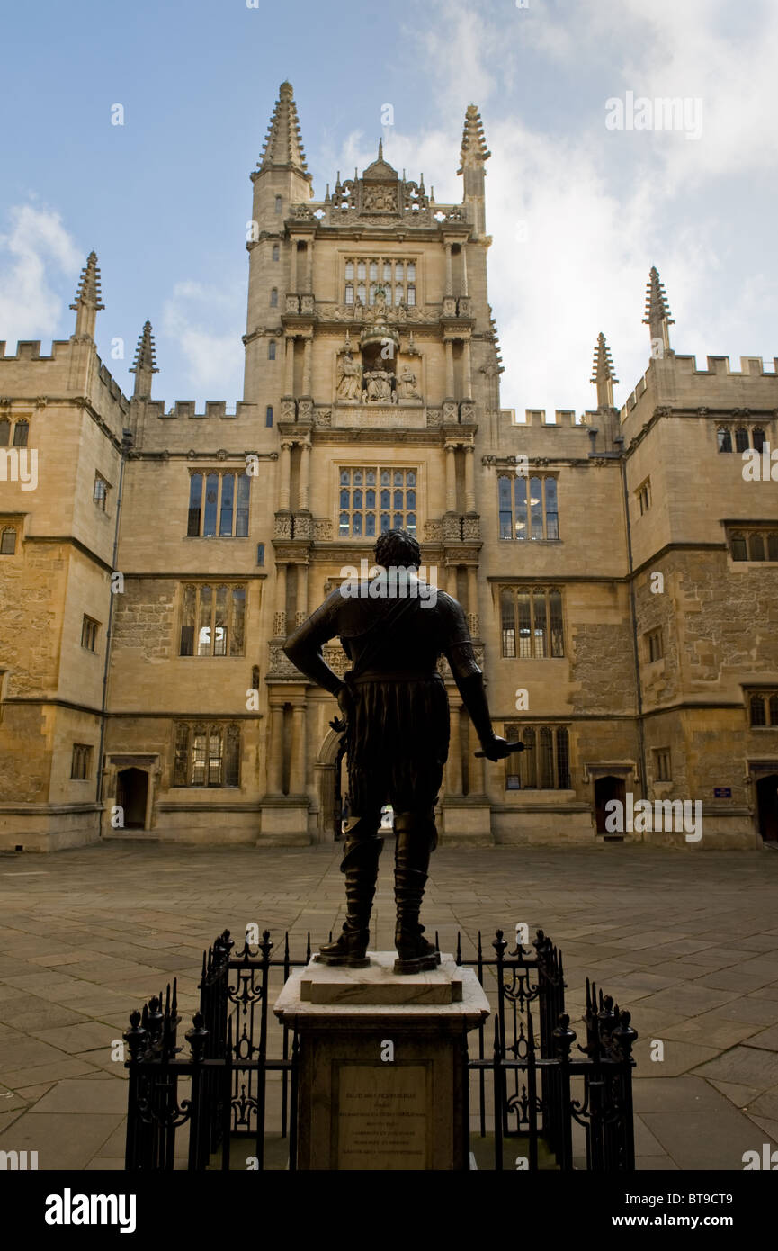 Ein Blick auf den Turm der fünf Aufträge in der Bodleian Library in Oxford mit der Vordergrund-Statue von Thomas Earl of Pembroke Stockfoto