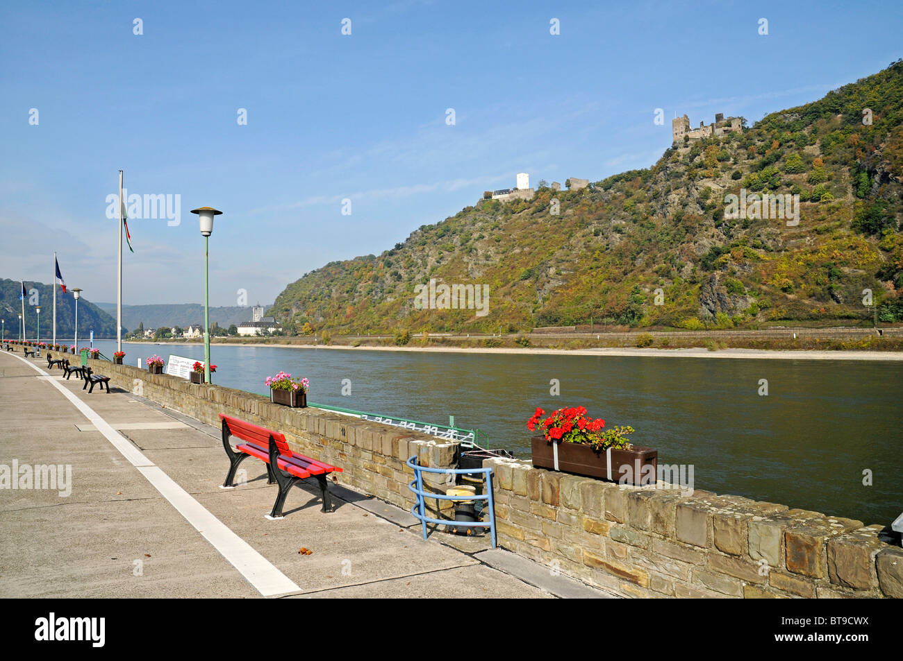 Promenade in Bad Salzig, Rheinpromenade, Burg Sterrenberg und Burg