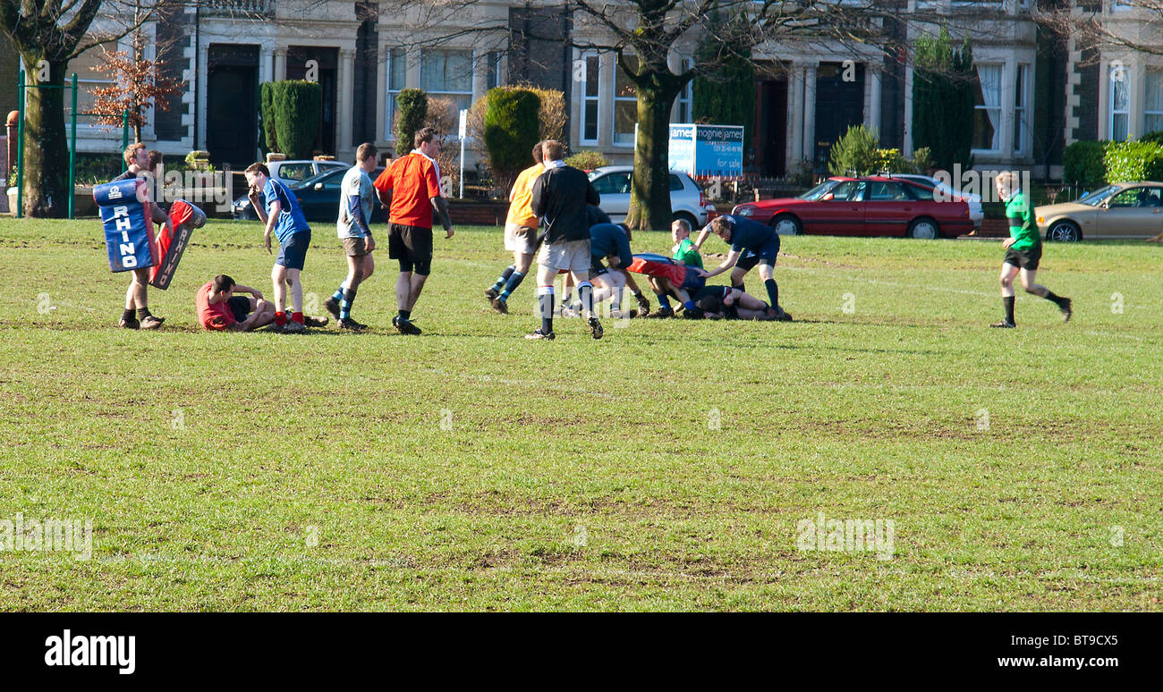 College-Rugby-Spieler üben anzugehen und Weitergabe Roath Park Recreation ground Cardiff UK GB Stockfoto