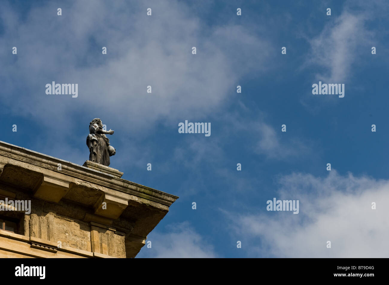 Eine Skulptur auf dem Clarendon-Gebäude in Oxford, Großbritannien Stockfoto