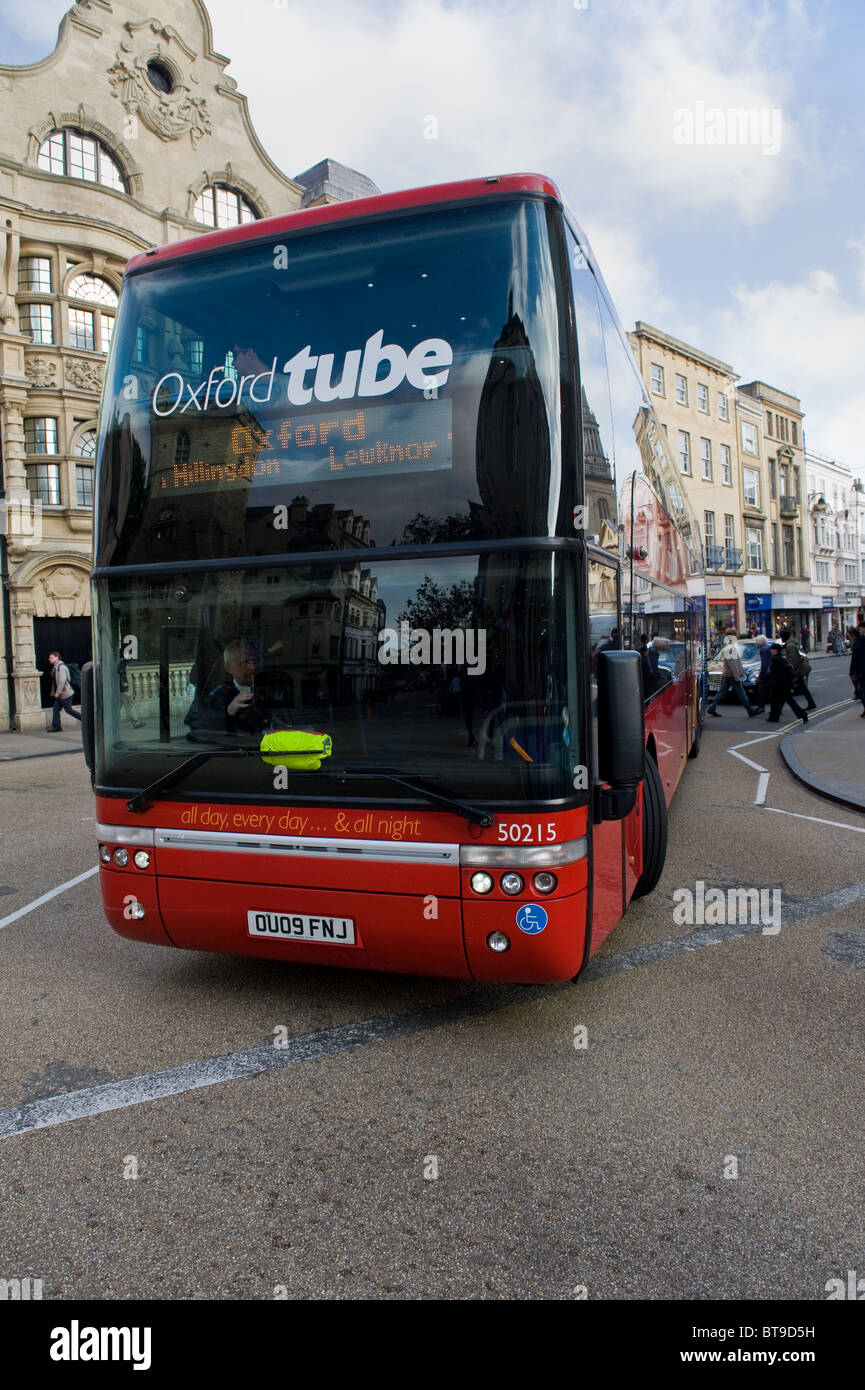 Der Oxford Tube-Bus-Service betreibt einen Pendler zwischen Oxford und London Stockfoto