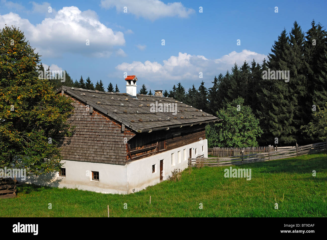 Wohnhaus eines vierseitigen Bauernhofes aus Tyrlaching, Landkreis Altoetting Region, gebaut im Jahre 1566, Freilichtmuseum Glentleiten Stockfoto