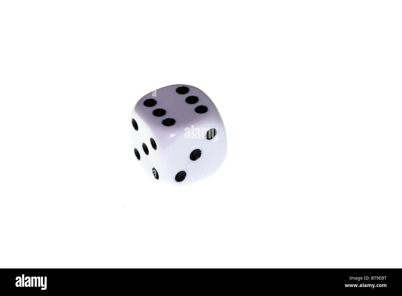 Ein einzelnes weißes Plättchen auf weißem Hintergrund Stockfoto