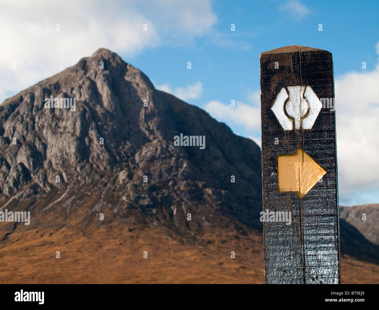 West Highland Way, mark Finger Post Wegweiser Weg mit Buachaille Etive Mor in Hintergrund, Schottland, Großbritannien Stockfoto