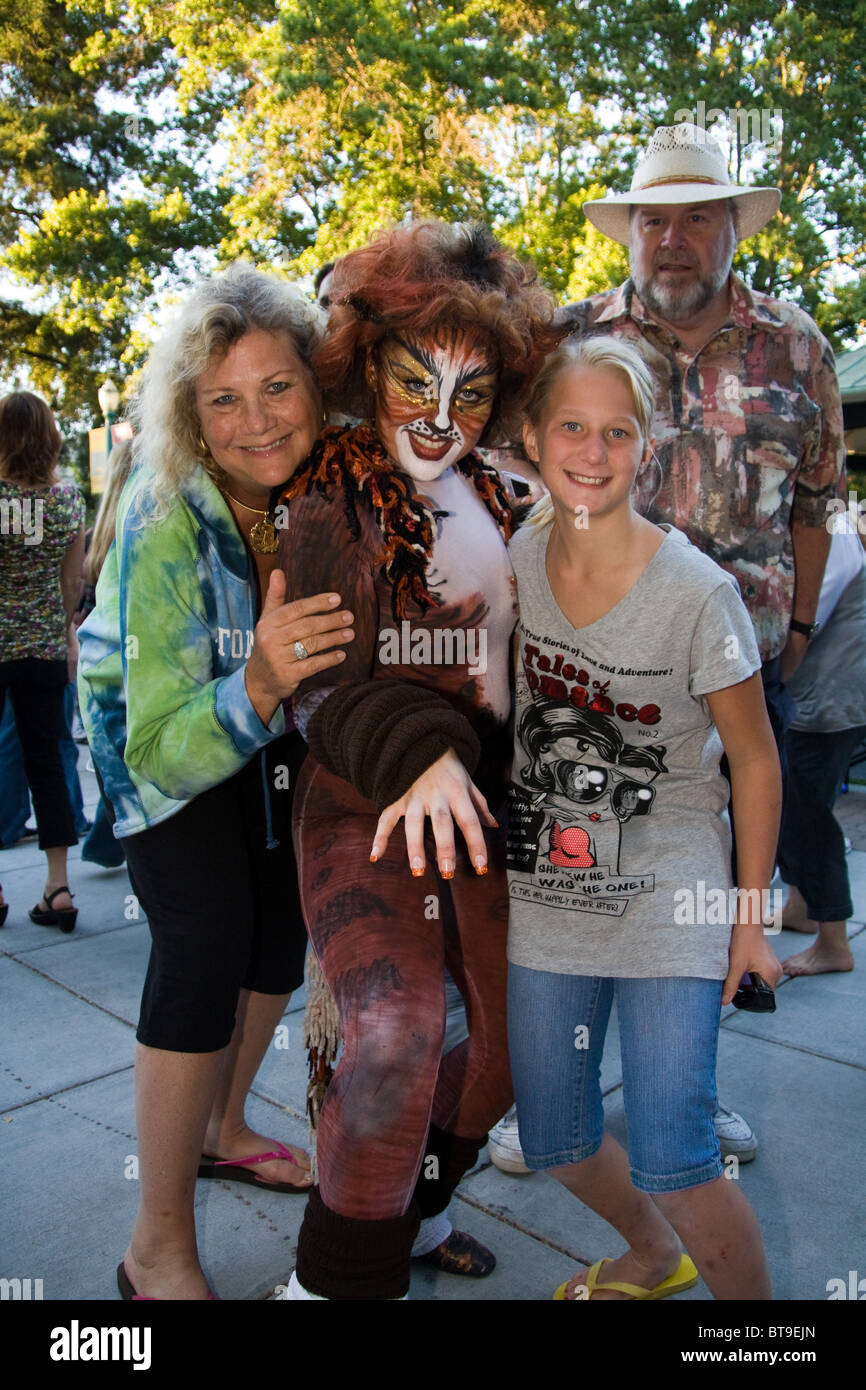 Dame und Mädchen posieren mit Katzen-Schauspieler Stockfoto