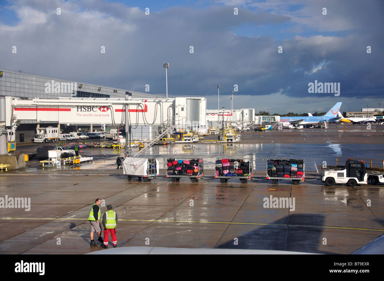 Gepäck-Trolleys auf Asphalt, Gatwick Flughafen, Nordterminal, Gatwick Flughafen, Crawley, West Sussex, England, Vereinigtes Königreich Stockfoto