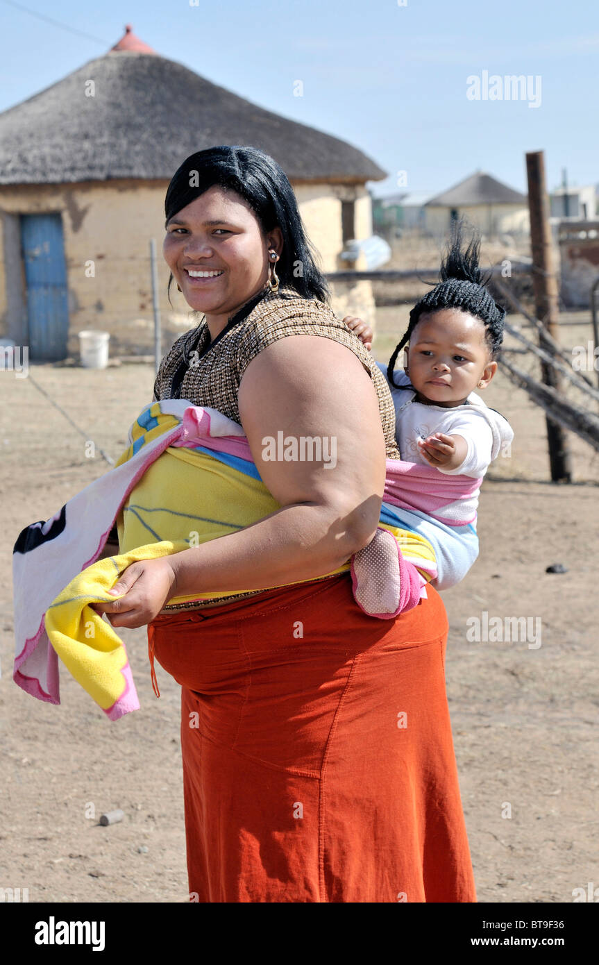 Porträt einer Mutter, südafrikanische "Farbige" mit einem Kind im Tragetuch auf dem Rücken, Lady Frere, Eastern Cape, Südafrika Stockfoto