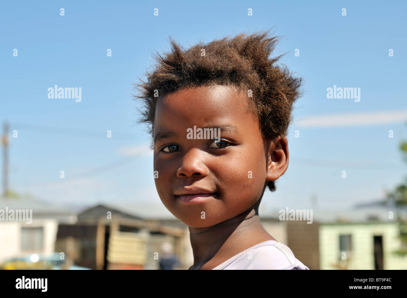 Porträt eines Mädchens mit zuversichtlich Blick, Slum, Township, Queenstown, Eastern Cape, Südafrika, Afrika Stockfoto