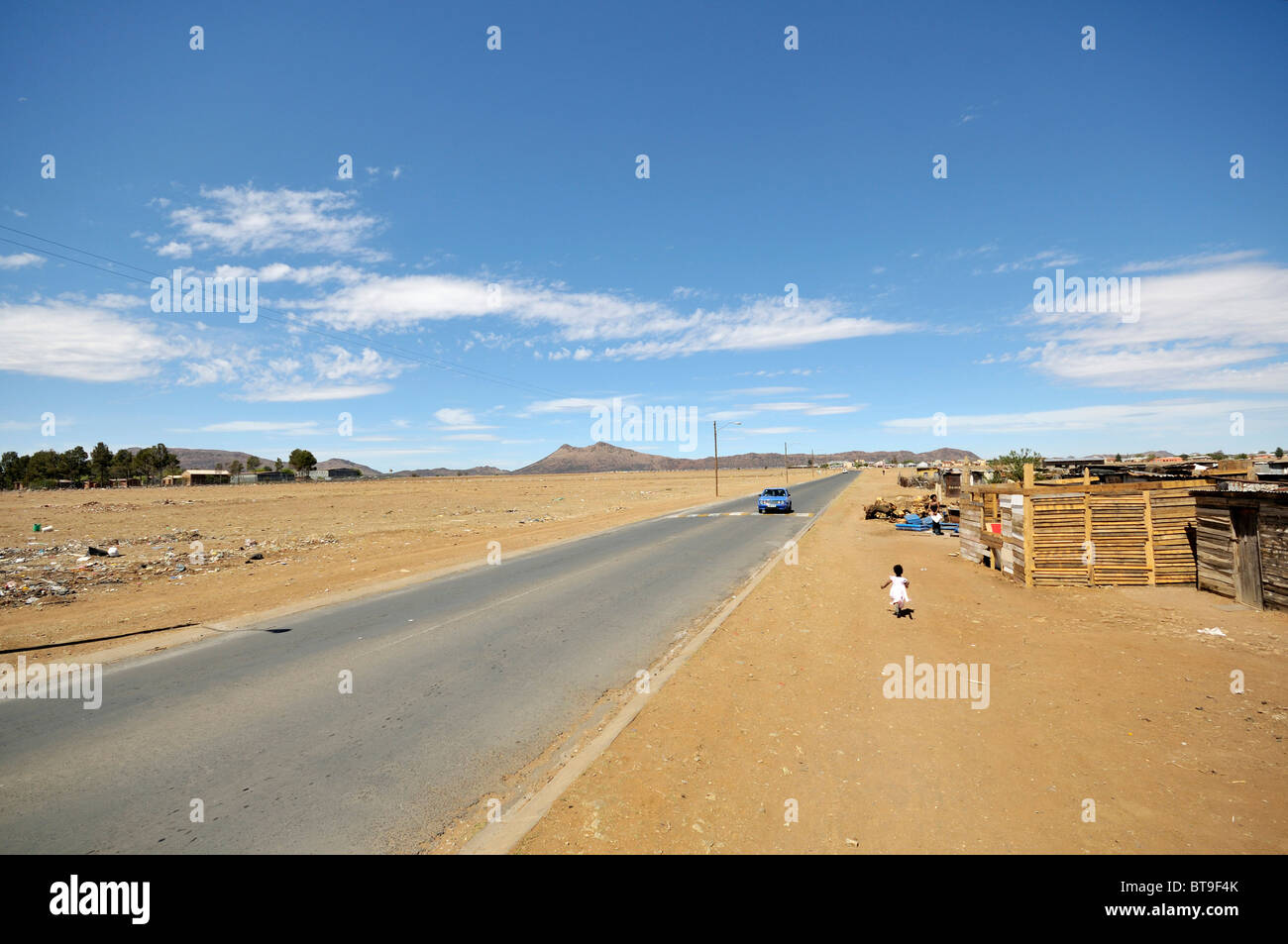 Slum Bezirk, Gemeinde, am Rand einer Straße, Queenstown, Eastern Cape, Südafrika, Afrika Stockfoto