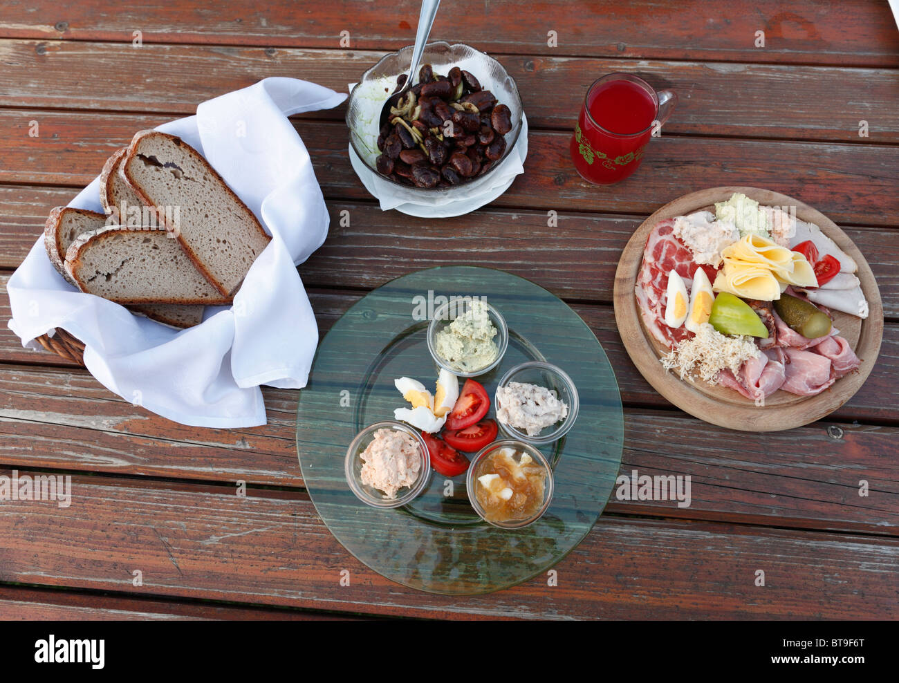 Zünftige Jause, Brot und ein Teller mit verschiedenen Aufstrichen, Brettljause, eine Platte mit Aufschnitt, steirische Scarlet Stangenbohnen und Stockfoto