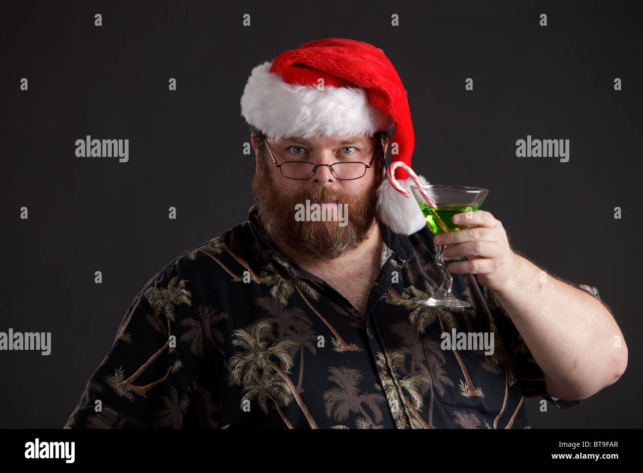 Eine übergewichtige Mann in Santa Hut und Tropical Hemd Stockfoto