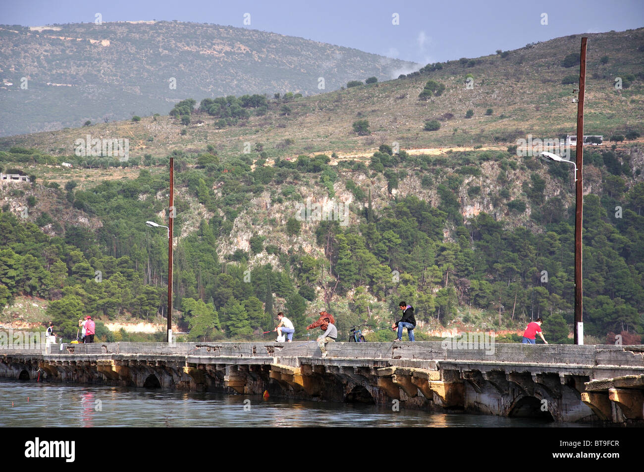 Alte Steinbrücke über den Hafen, Argostoli, Kefalonia (Cephalonia), Ionische Inseln, Griechenland Stockfoto