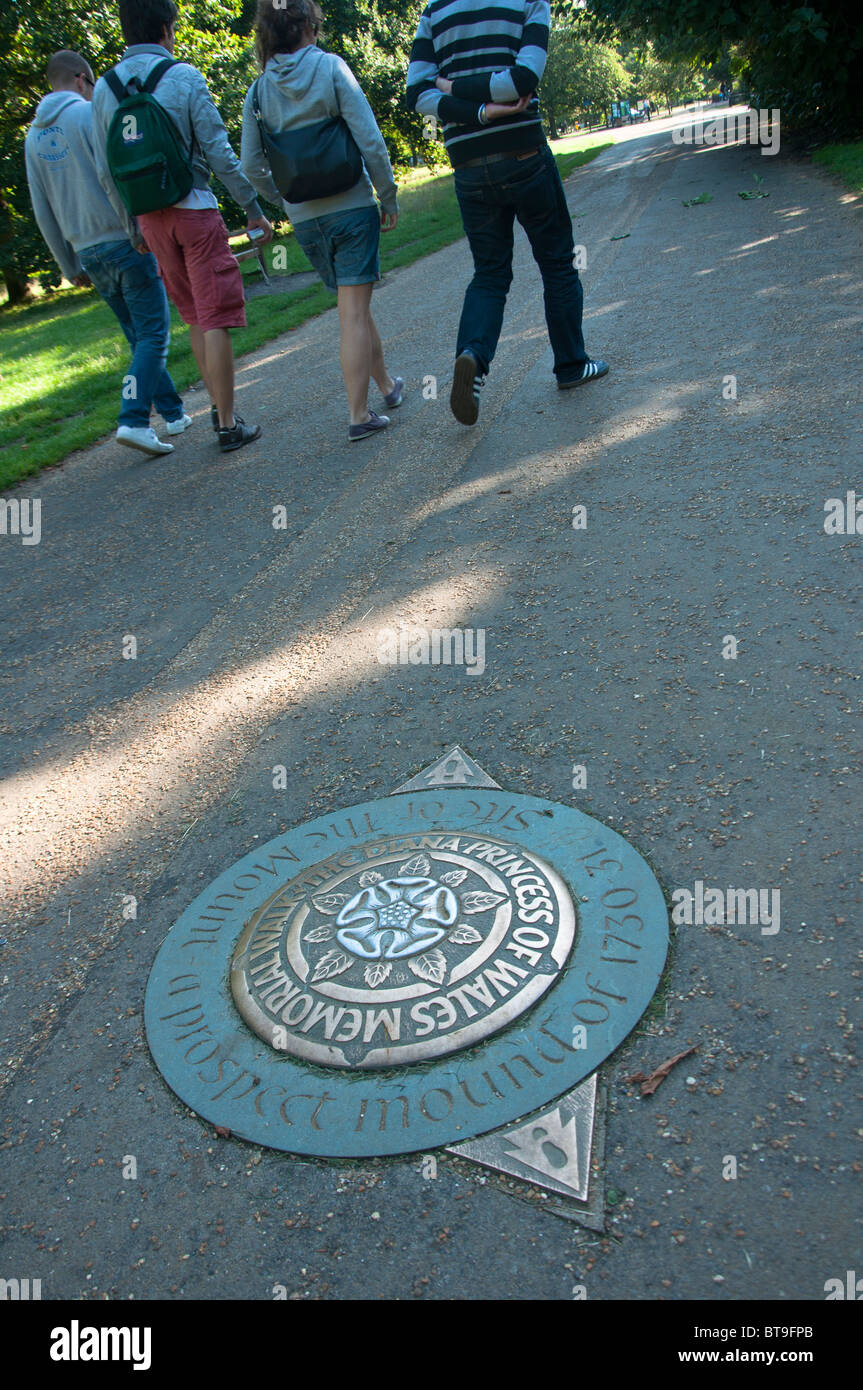 Besucher zum Hyde Park zu Fuß vorbei an einer Prinzessin Diana Memorial Walk-Plakette. Stockfoto