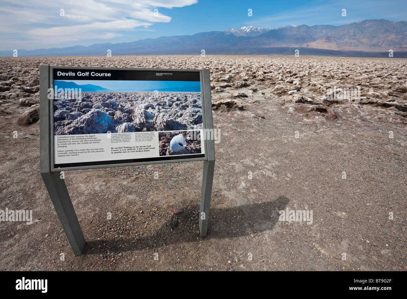 Informationstafel am Devils Golf Course vor dem Panamint Range und Telescope Peak, Death Valley Nationalpark Stockfoto