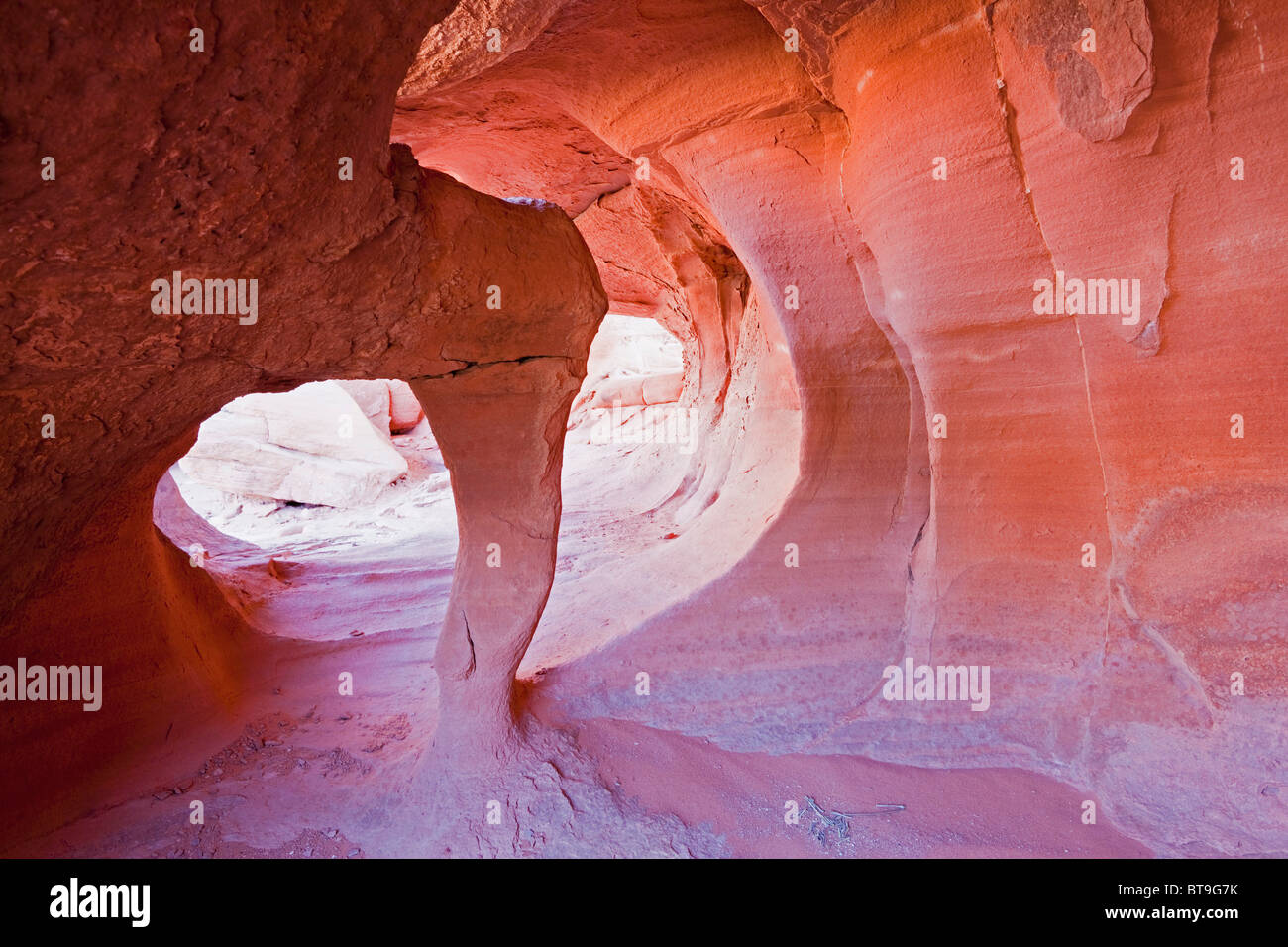 Windstone Arch, Felsformation in einer kleinen Höhle, Valley of Fire State Park, Nevada, USA Stockfoto