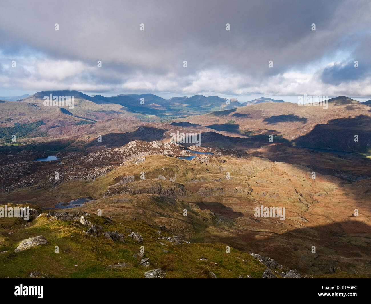 Blick von Westen aus dem Berg Cnicht Moel Hebog und die Nantlle Kante über Llyn yr Arddu und Llynnau Cerrig-y-myllt Stockfoto
