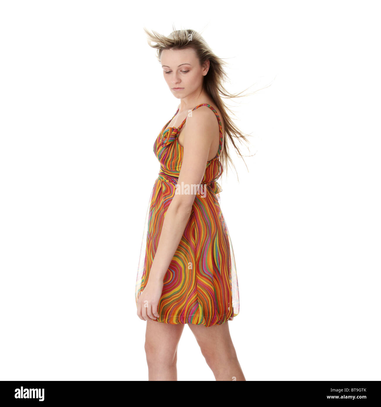 Portrait von Model schöne Mädchen im Sommerkleid mit flatternden Haare und Kleid Stockfoto