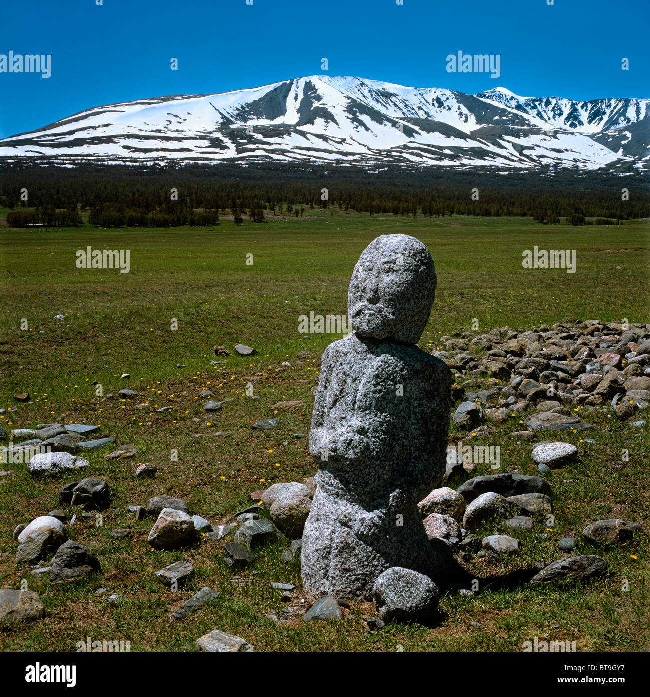 Alte steinerne Figur des türkischen Krieger. Ufer des Sees Hurgan Nuur (Khurgan Nur). Altai Tavan Bogd Nationalpark. Mongolei Stockfoto