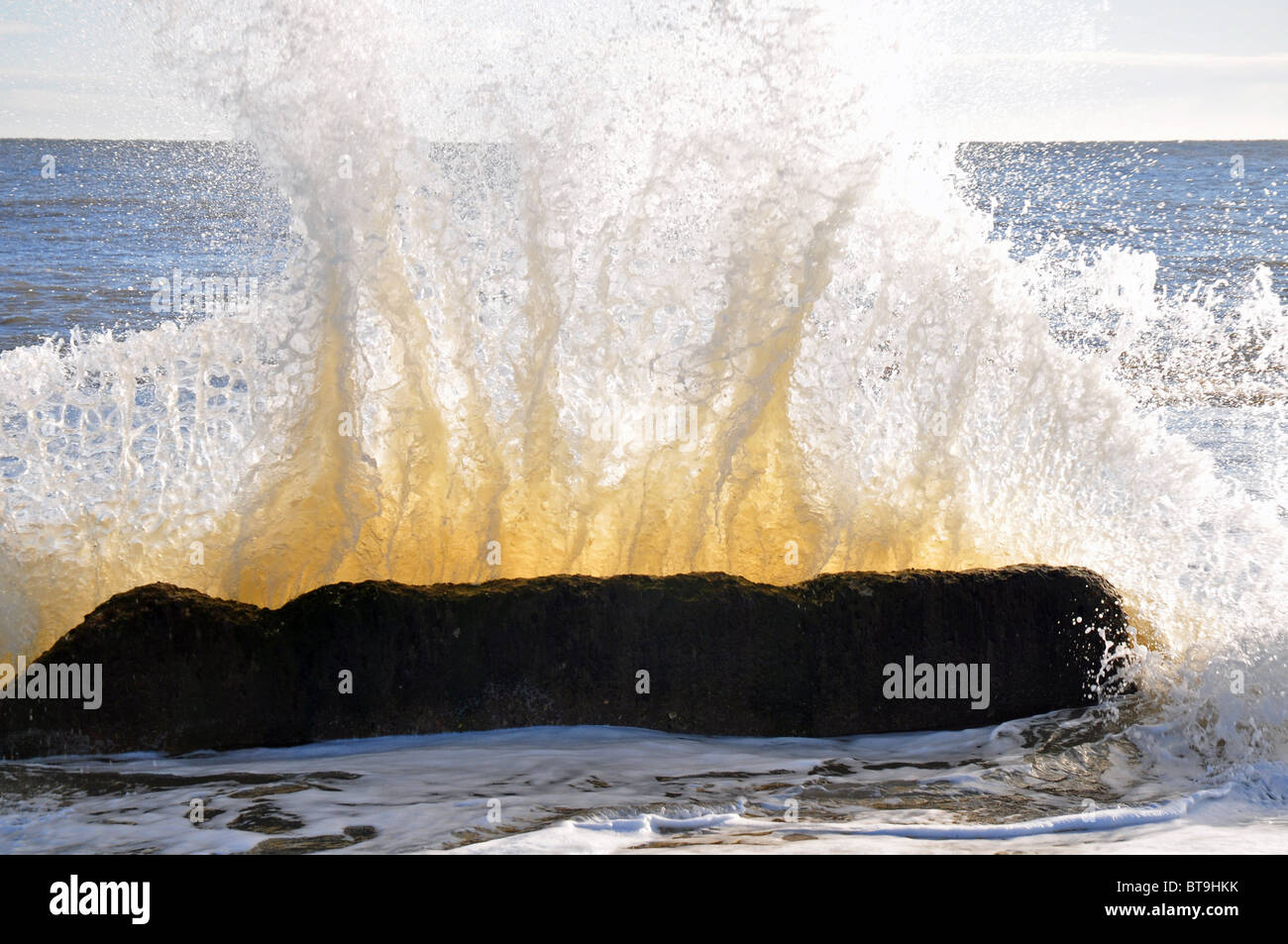 Lowestoft, Suffolk, England: Welle stürzt auf der North Beach Stockfoto