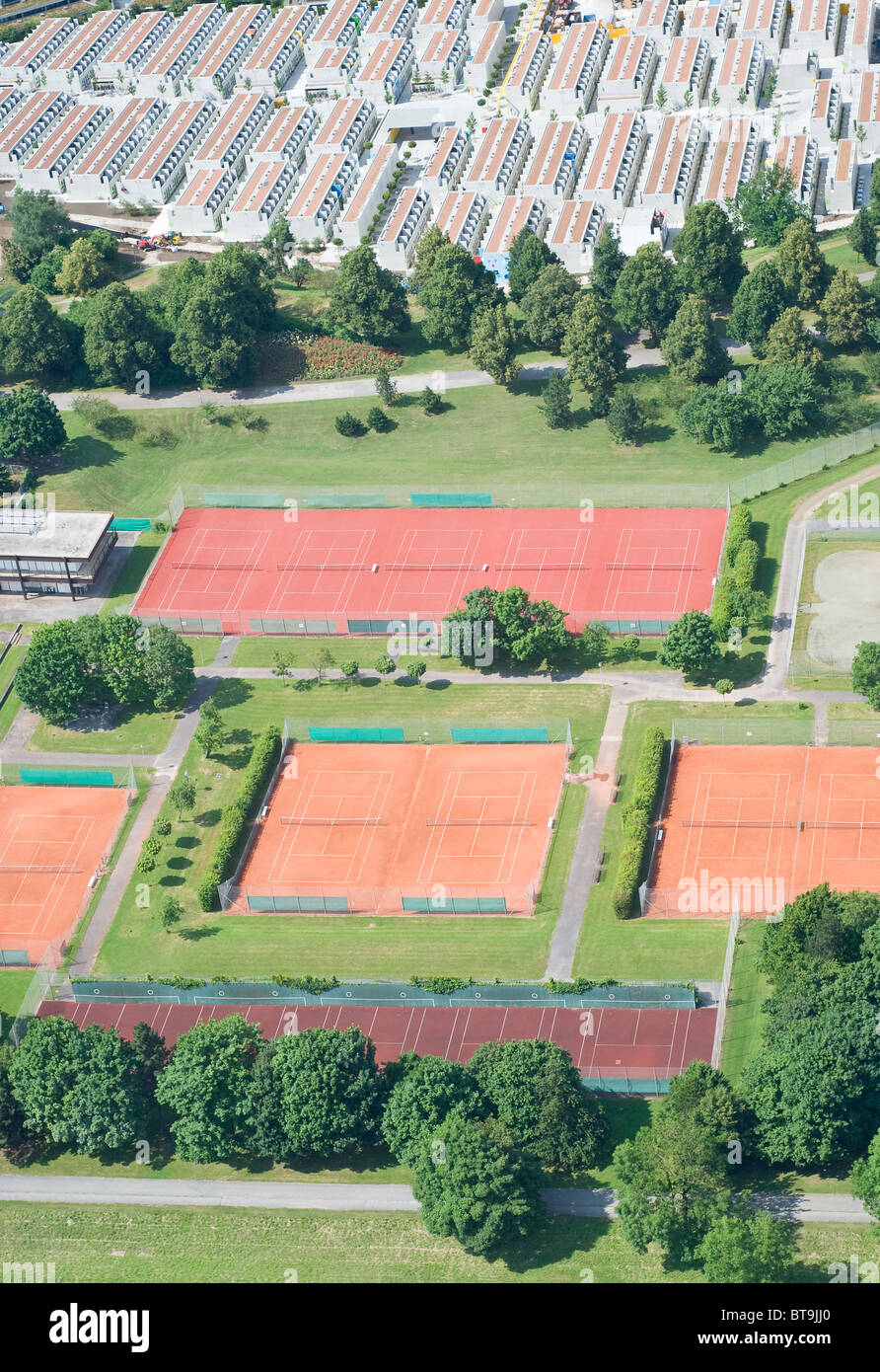 Luftbild mit Tennisplätzen und Wohnungsbau Stockfoto