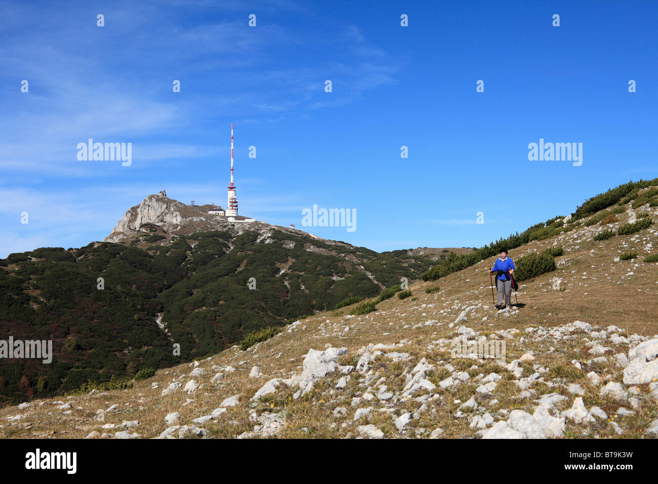 Dobratsch-Gipfel mit Übertragung von Bahnhof und der Kirche von Maria bin Stein, Alpen in Villach, Kärnten, Austria, Europe Stockfoto