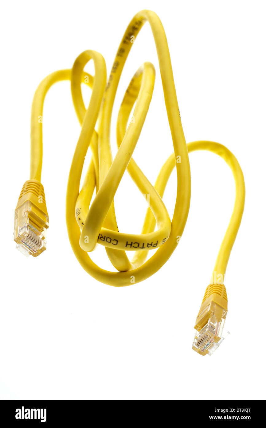 Gelbe RJ45 Ethernet lan Netzwerk Kabel Leitung und zwei Anschlüsse Stockfoto