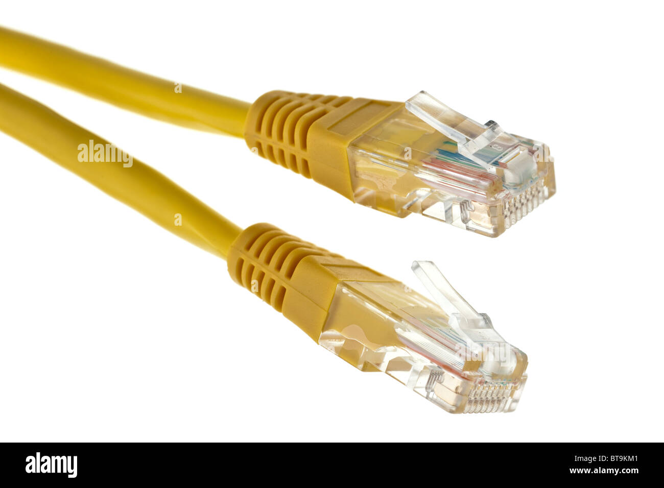 Gelbe RJ45 Ethernet lan Netzwerk Kabel Leitung und zwei Anschlüsse Stockfoto