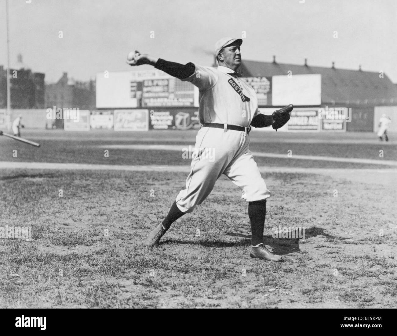 Foto c1908 des legendären US-Baseball Pitcher Cy Young (Denton True Young) Erwärmung für die Boston Red Sox vor einem Spiel. Stockfoto
