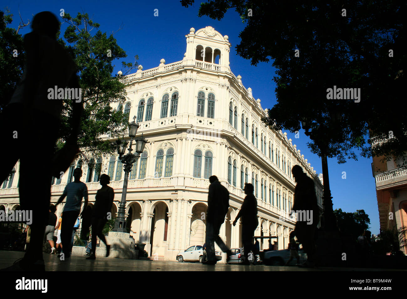 27. Februar 2009: Menschen gehen Sie den Paseo de Marti (Prado) in Havanna, Kuba. Bild von David Pillinger. Stockfoto