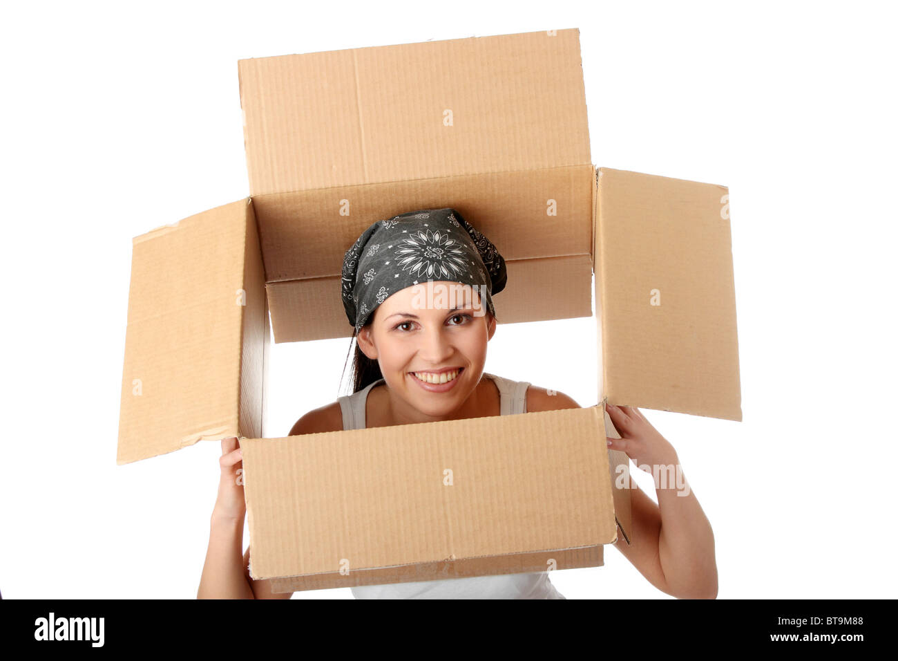 Junge schöne Frau mit Paketen für Umzug (isoliert auf weiss) Stockfoto