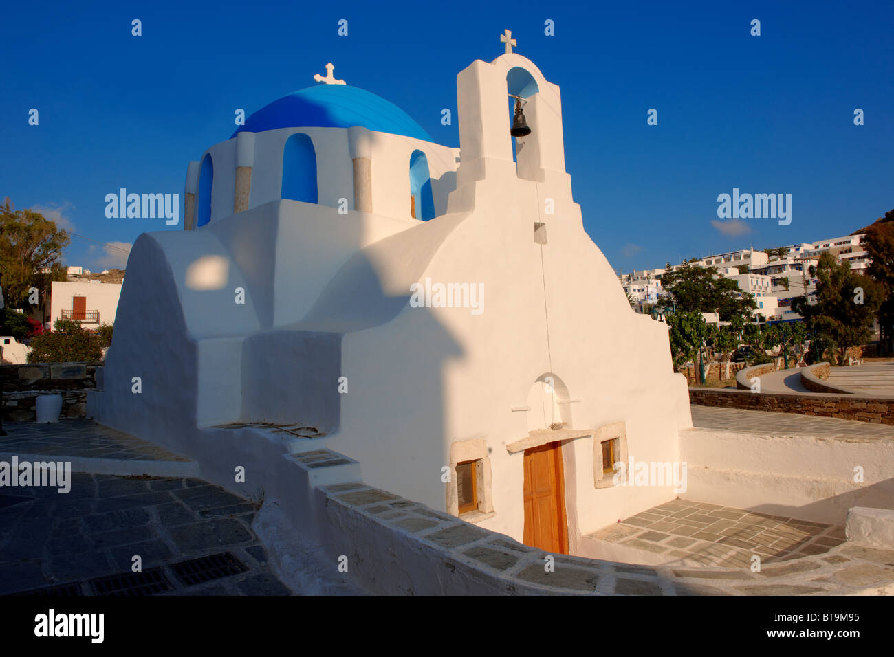 Blaue Kuppel weiß byzantinische griechisch orthodoxe Kapelle der Panaghia Gremiotissa. Chora (Chora), Ios, Kykladen, Griechenland. Stockfoto