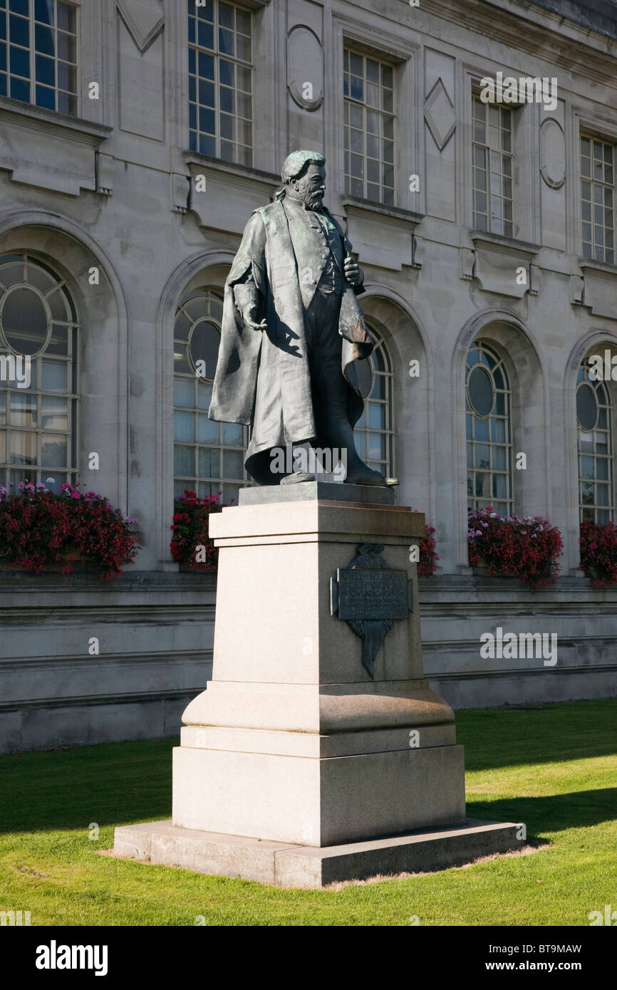 Cathays Park, Cardiff, South Glamorgan, South Wales, UK. Richter Gwilym Williams Statue auf einem Sockel vor dem Justizpalast Stockfoto