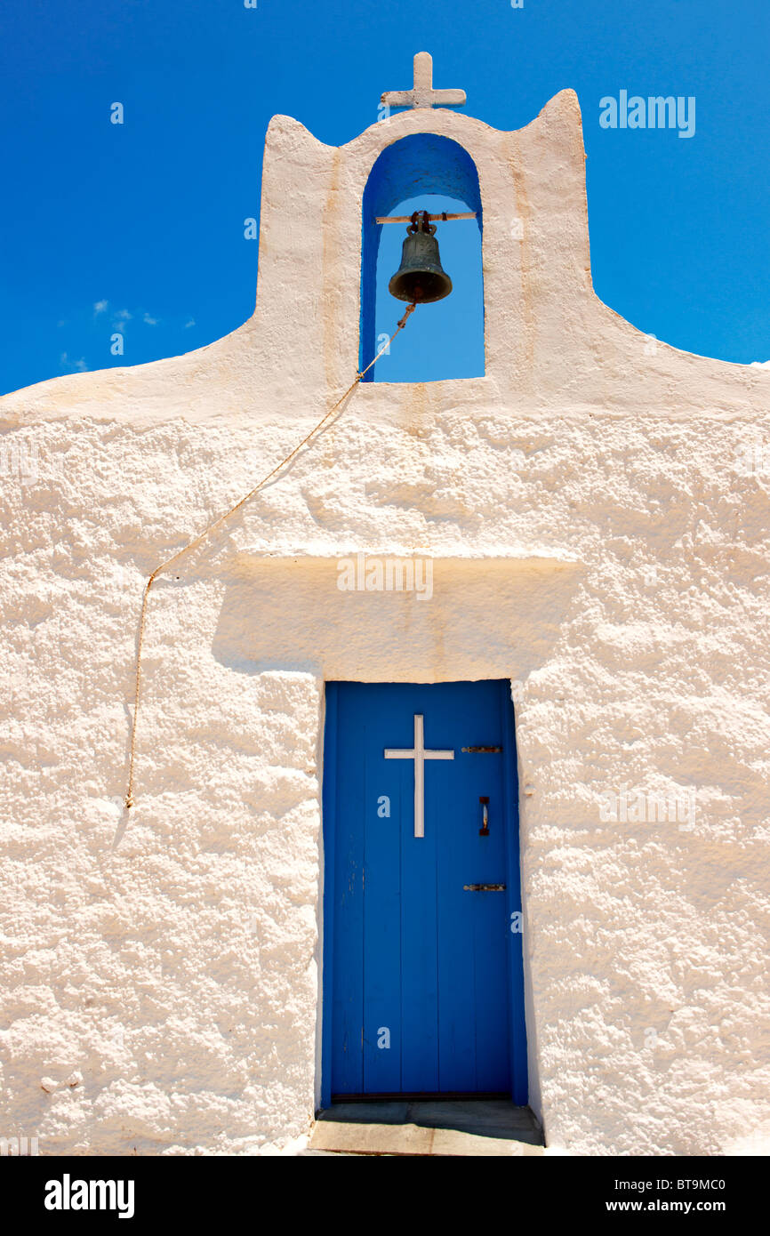 Eines der 365 traditionellen weißen orthodoxen Chaples auf Ios, Cylades Inseln, Griechenland Stockfoto