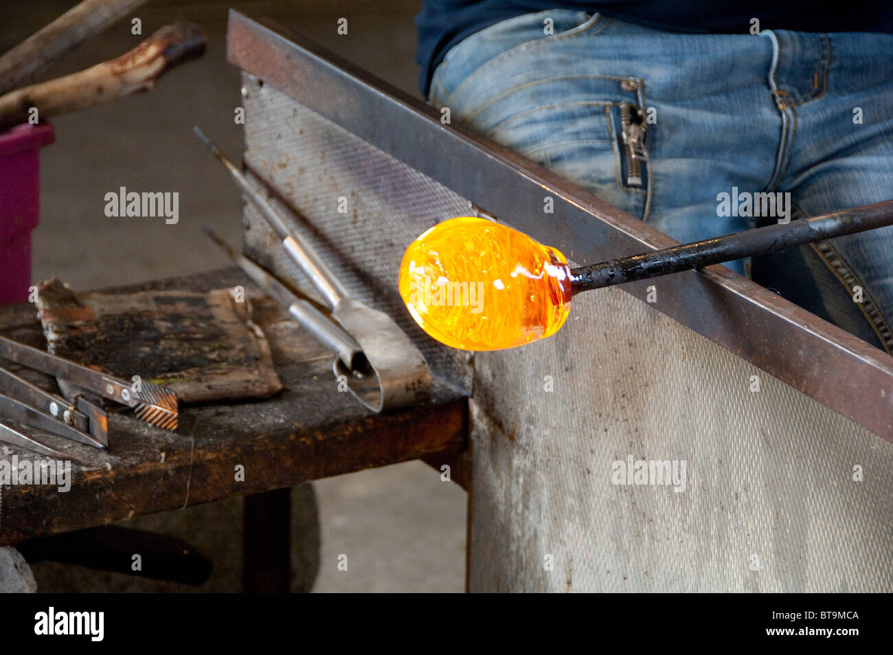 Island, Halbinsel Reykjanes, Keflavik. Glasbläser Werkstatt. Handwerker arbeiten mit heißen Glasmasse. Stockfoto