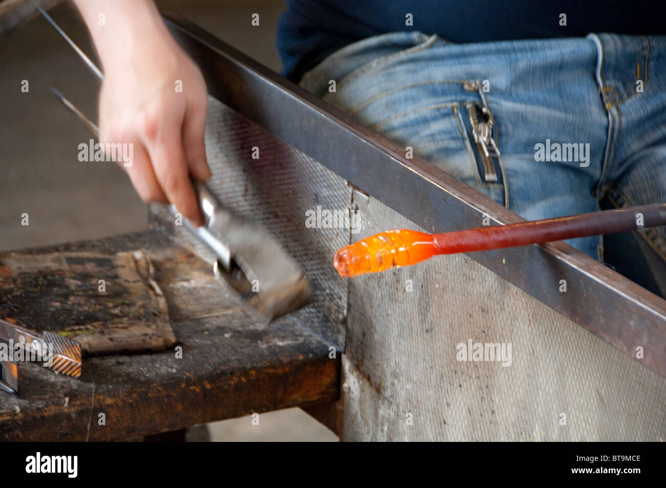 Island, Halbinsel Reykjanes, Keflavik. Glasbläser Werkstatt. Handwerker arbeiten mit heißen Glasmasse. Stockfoto