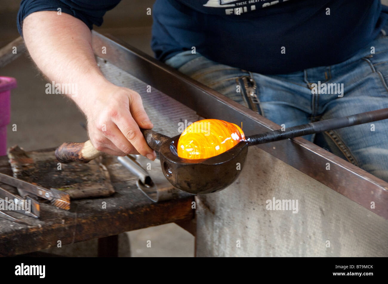Island, Halbinsel Reykjanes, Keflavik. Glasbläser Werkstatt. Handwerker arbeiten mit heißen Glasmasse. Stockfoto