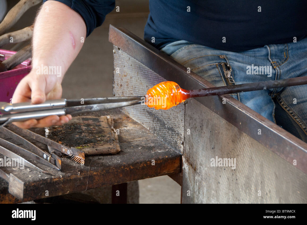Island, Halbinsel Reykjanes, Keflavik. Glasbläser Werkstatt. Handwerker arbeiten mit heißen Glasmasse. Stockfoto