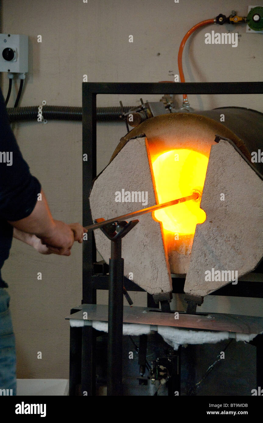Island, Halbinsel Reykjanes, Keflavik. Glasbläser Werkstatt. Künstler, geschmolzenes Glas in die Heizung Ofen. Stockfoto