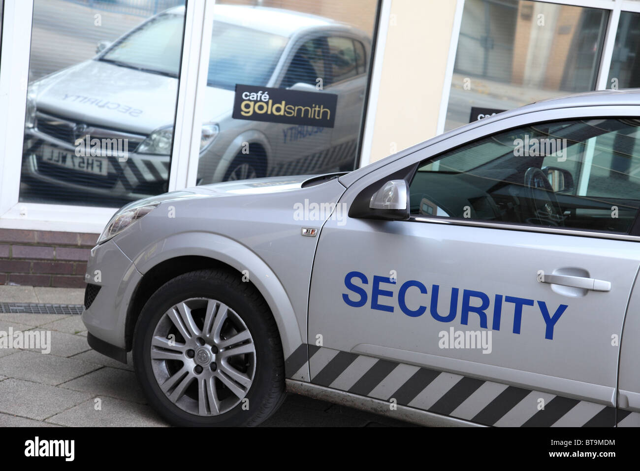 Eine mobile Sicherheitspatrouille in einer Stadt, U.K. Stockfoto