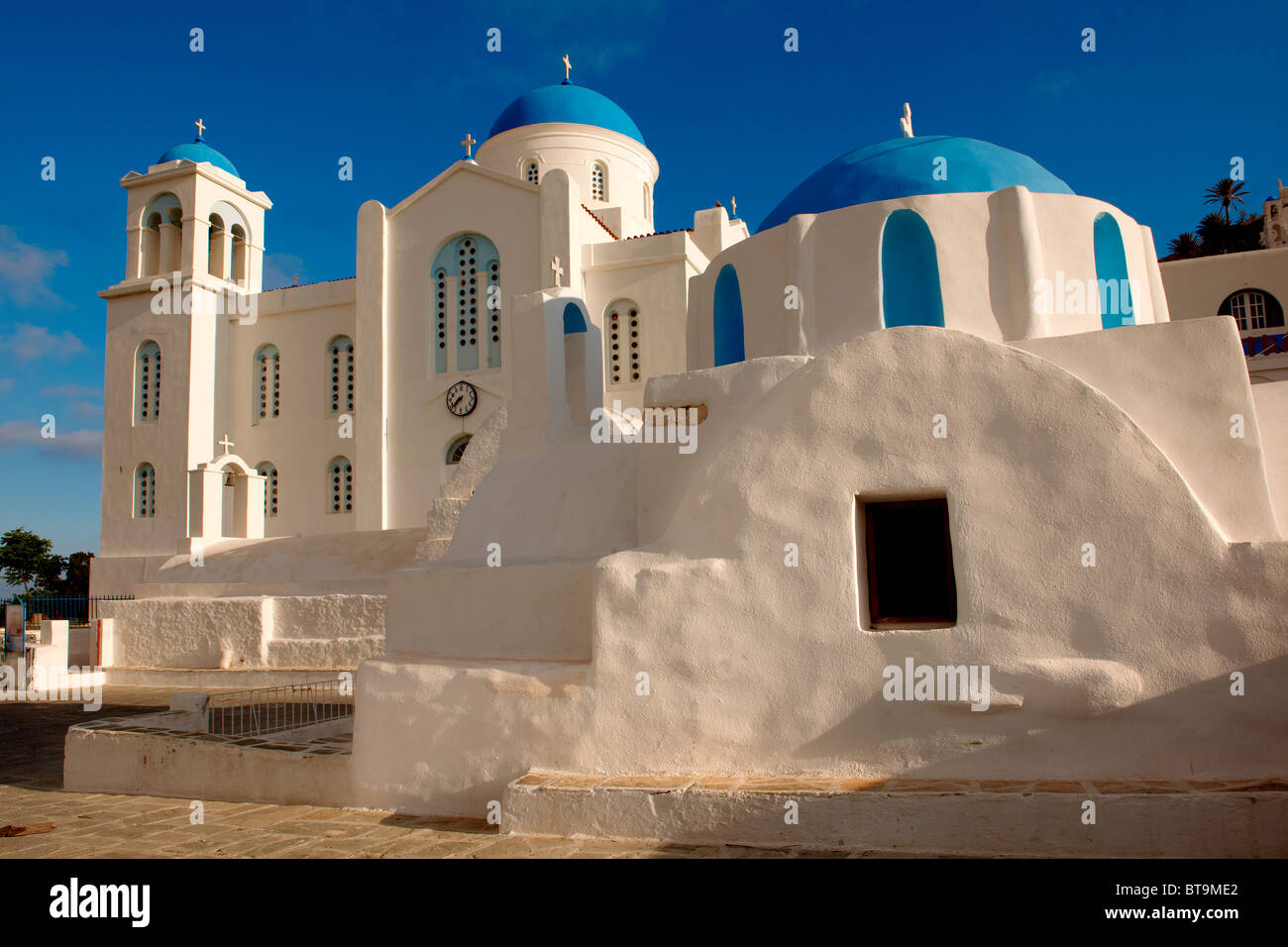Blaue Kuppel byzantinische griechisch orthodoxe Kapelle der Panaghia Gremiotissa. Chora (Chora), Ios, Kykladen, Griechenland. Stockfoto