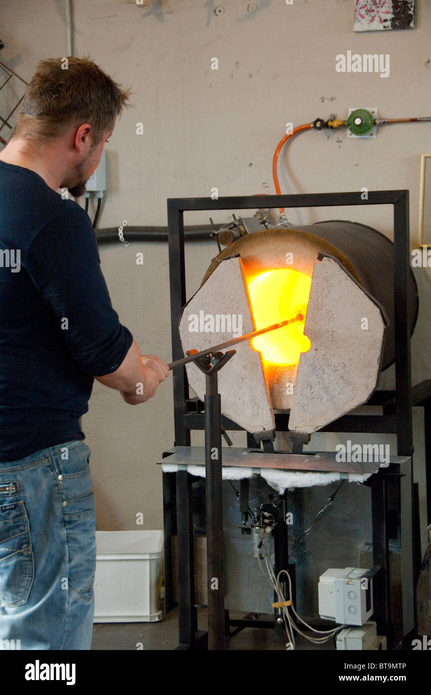 Island, Halbinsel Reykjanes, Keflavik. Glasbläser Werkstatt. Künstler, geschmolzenes Glas in die Heizung Ofen. Stockfoto